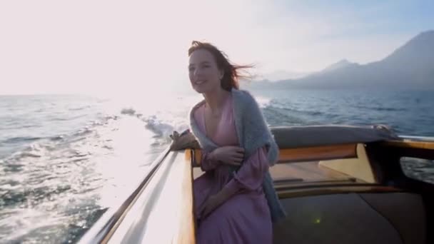 Hermosa mujer caucásica en viaje de lujo en barco a motor en el lago de Como en la luna de miel romántica. Boda de lujo y concepto de vacaciones. Imágenes cinematográficas en cámara lenta de alta calidad 4k — Vídeos de Stock