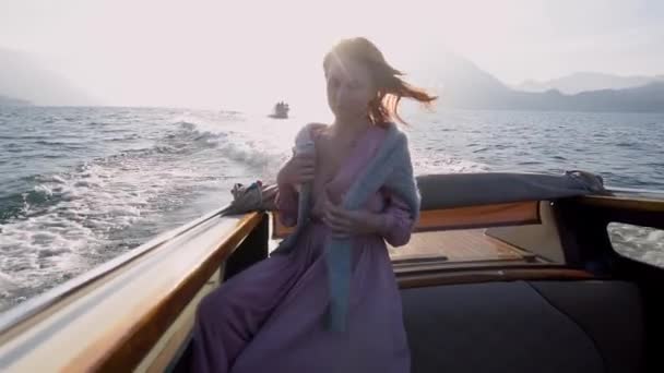 Hermosa mujer caucásica en viaje de lujo en barco a motor en el lago de Como en la luna de miel romántica. Boda de lujo y concepto de vacaciones. Imágenes cinematográficas en cámara lenta de alta calidad 4k — Vídeos de Stock
