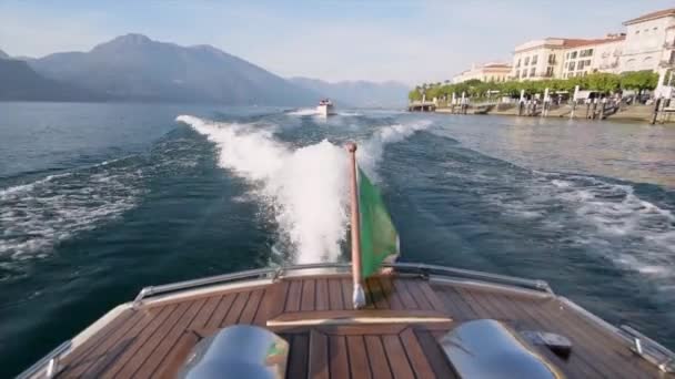 Perjalanan perahu motor mewah di lembah Danau Como dengan bendera Italia saat bulan madu romantis. Pernikahan mewah dan konsep liburan. 4k high quality slow motion cinematic footage — Stok Video