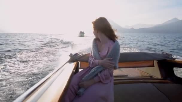 Bella donna caucasica in lussuosa gita in barca a motore al Lago di Como in romantica luna di miele. Matrimonio di lusso e concetto di vacanza. 4k riprese cinematografiche al rallentatore di alta qualità — Video Stock