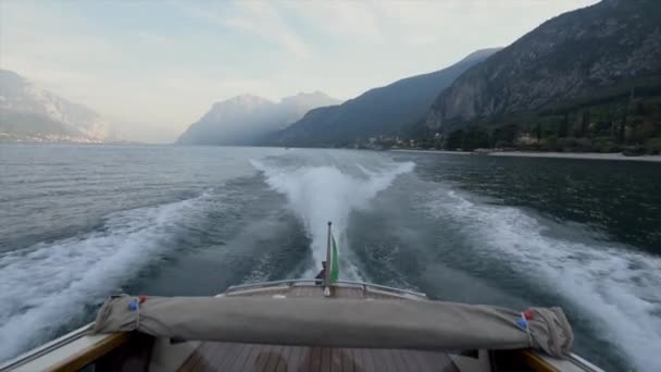 Perjalanan perahu motor mewah di lembah Danau Como dengan bendera Italia saat bulan madu romantis. Pernikahan mewah dan konsep liburan. 4k high quality slow motion cinematic footage — Stok Video