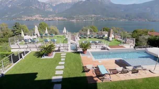 Hermosa mañana en la piscina abierta en villa de lujo en el Lago de Como en la romántica luna de miel. concepto de boda de lujo. Imágenes cinematográficas en cámara lenta de 4k — Vídeos de Stock