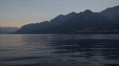 Romantik balayında Como Gölü 'ndeki lüks villanın sarımsaklı plajında güzel bir sabah güneşi. İnanılmaz HDR günbatımı. 4k ağır çekim sinematik çekim. 