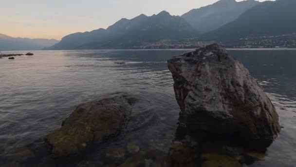 Splendida alba mattutina in spiaggia all'aglio di lussuosa villa sul Lago di Como in romantica luna di miele. Incredibile tramonto HDR. 4k riprese cinematografiche al rallentatore. — Video Stock
