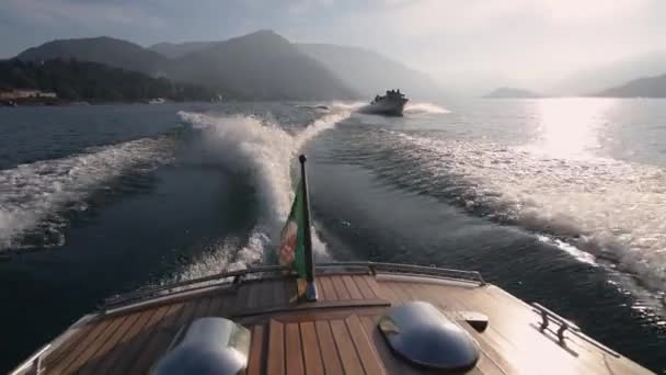 Perjalanan perahu motor mewah di lembah Danau Como dengan bendera Italia saat bulan madu romantis. Pernikahan mewah dan konsep liburan. 4k high quality slow motion cinematic footage — Stok Video