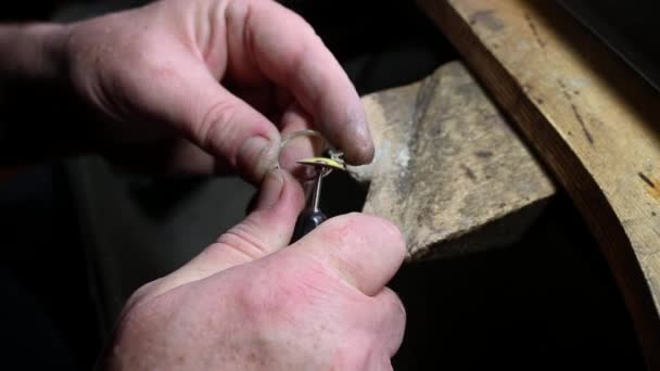 Primer plano del pulido del anillo de boda por el joyero caicásico aislado, imágenes de 4k — Vídeos de Stock