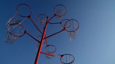 Yükselen hareketle yukarıdan basketbol potalarının sanat objesi. Covid 19 salgınında hiç kimse, mavi gökyüzünde 4K yüksek kaliteli görüntü izole edilmemiş.
