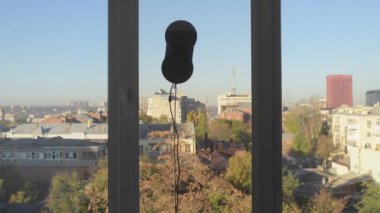 Bir apartman dairesinde temizlik. Robot temizleyici pencereyi temizler. Teknolojiler