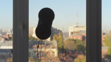 Bir apartman dairesinde temizlik. Robot temizleyici pencereyi temizler. Teknolojiler