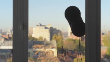 Bir apartman dairesinde temizlik. Robot temizleyici pencereyi temizler. Teknolojiler. Yüksek kalite 4k görüntü