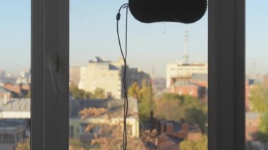 Bir apartman dairesinde temizlik. Robot temizleyici pencereyi temizler. Teknolojiler. Yüksek kalite 4k görüntü