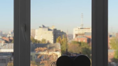 Bir apartman dairesinde temizlik. Robot temizleyici pencereyi temizler. Teknolojiler. Yüksek kalite 4k görüntü
