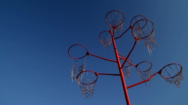 Oggetto d'arte di cerchi di pallacanestro dall'alto in movimento crescente. Nessun popolo in covid 19 pandemia, 4k filmati di alta qualità isolati su cielo blu — Video Stock