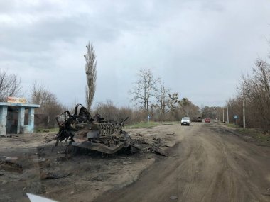 Borodyanka, Kiev bölgesi, Ukrayna. 08 Nisan 2022: Borodyanka 'da Rus askeri aracının imha edilmesi ve yakılması