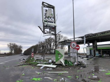 Borodyanka, Kiev bölgesi, Ukrayna. 08 Nisan 2022: Borodynka 'da Ruslar tarafından yok edilen benzin istasyonu