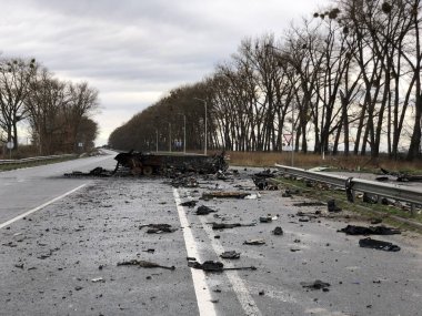 Borodyanka, Kiev bölgesi, Ukrayna. 08 Nisan 2022: Borodyanka 'da Rus askeri aracının imha edilmesi ve yakılması