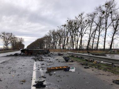 Borodyanka, Kiev bölgesi, Ukrayna. 08 Nisan 2022: Borodyanka 'da Rus askeri aracının imha edilmesi ve yakılması
