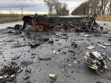 Borodyanka, Kiev bölgesi, Ukrayna. 08 Nisan 2022: Borodyanka 'da Rus askeri aracının imha edilmesi ve yakılması