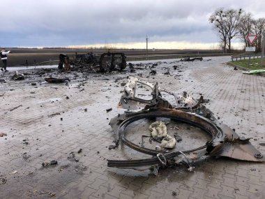 Borodyanka, Kiev bölgesi, Ukrayna. 08 Nisan 2022: Borodyanka 'da Rus askeri aracının imha edilmesi ve yakılması