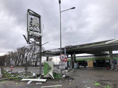 Borodyanka, Kiev bölgesi, Ukrayna. 08 Nisan 2022: Borodynka 'da Ruslar tarafından yok edilen benzin istasyonu