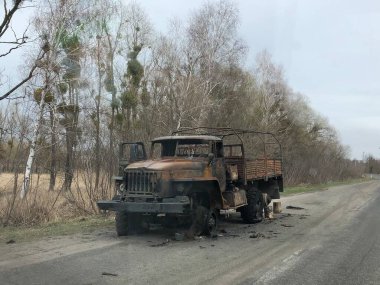 Borodyanka, Kiev bölgesi, Ukrayna. 08 Nisan 2022: Borodyanka 'da Rus askeri aracının imha edilmesi ve yakılması