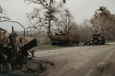 Borodyanka, Kiev bölgesi, Ukrayna. 08 Nisan 2022: Borodyanka 'da Rus askeri aracının imha edilmesi ve yakılması