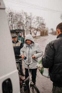 Borodyanka, Kiev bölgesi, Ukrayna. 08 Nisan 2022: Özgür Borodyanka köyüne insani yardım