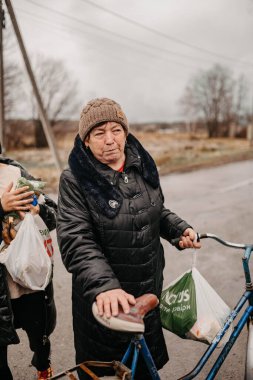Borodyanka, Kiev bölgesi, Ukrayna. 08 Nisan 2022: Özgür Borodyanka köyüne insani yardım