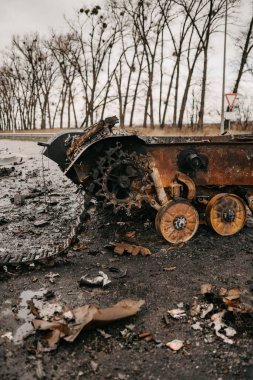 Borodyanka, Kiev bölgesi, Ukrayna. 08 Nisan 2022: Borodyanka 'da Rus askeri aracının imha edilmesi ve yakılması