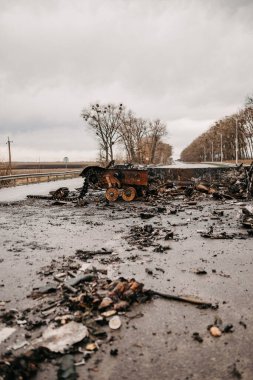 Borodyanka, Kiev bölgesi, Ukrayna. 08 Nisan 2022: Borodyanka 'da Rus askeri aracının imha edilmesi ve yakılması
