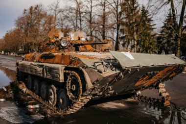 Borodyanka, Kiev bölgesi, Ukrayna. 08 Nisan 2022: Borodyanka 'da Rus askeri aracının imha edilmesi ve yakılması