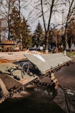Borodyanka, Kiev bölgesi, Ukrayna. 08 Nisan 2022: Borodyanka 'da Rus askeri aracının imha edilmesi ve yakılması