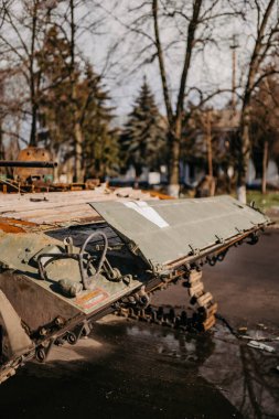 Borodyanka, Kiev bölgesi, Ukrayna. 08 Nisan 2022: Borodyanka 'da Rus askeri aracının imha edilmesi ve yakılması