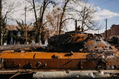 Borodyanka, Kiev bölgesi, Ukrayna. 08 Nisan 2022: Borodyanka 'da Rus askeri aracının imha edilmesi ve yakılması