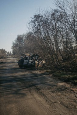 Borodyanka, Kiev bölgesi, Ukrayna. 08 Nisan 2022: Rus ordusu tarafından yıkılan araba enkazı 