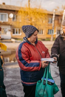 Borodyanka, Kiev bölgesi, Ukrayna. 08 Nisan 2022: Özgür Borodyanka köyüne insani yardım