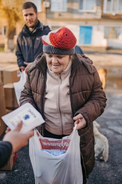 Borodyanka, Kiev bölgesi, Ukrayna. 08 Nisan 2022: Özgür Borodyanka köyüne insani yardım