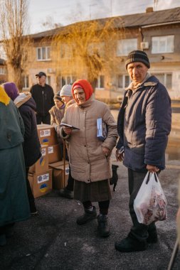 Borodyanka, Kiev bölgesi, Ukrayna. 08 Nisan 2022: Özgür Borodyanka köyüne insani yardım