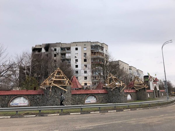 Бородянка, Киевская область, Украина. 08 апреля 2022 года: разрушенное здание после российской оккупации 