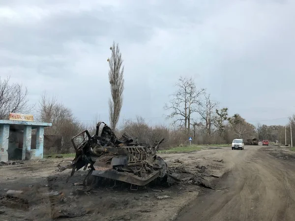 Borodyanka, Kiev bölgesi, Ukrayna. 08 Nisan 2022: Borodyanka 'da Rus askeri aracının imha edilmesi ve yakılması