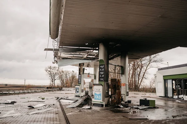 Borodyanka, Kiev bölgesi, Ukrayna. 08 Nisan 2022: Borodynka 'da Ruslar tarafından yok edilen benzin istasyonu