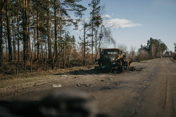 Borodyanka, Kiev bölgesi, Ukrayna. 08 Nisan 2022: Borodyanka 'da Rus askeri aracının imha edilmesi ve yakılması