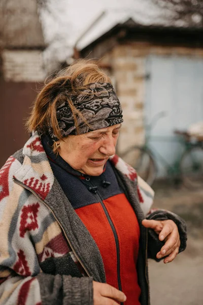 Borodyanka Región Kiev Ucrania Abril 2022 Mujer Mayor Aldea Liberada — Foto de Stock