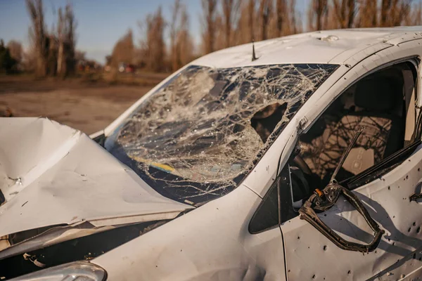 우크라 Kyiv 지역의 보르도다냐카 2022 러시아 군대에 파괴된 차량의 뒤틀린 로열티 프리 스톡 사진