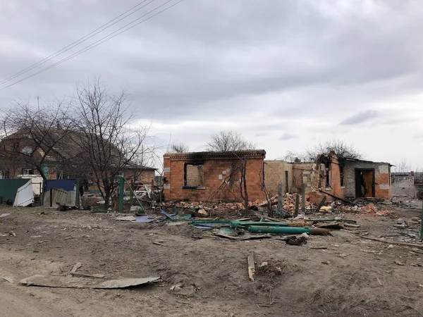 Borodyanka, región de Kiev, Ucrania. Abril 08, 2022: edificio destruido después de la ocupación rusa - foto de stock