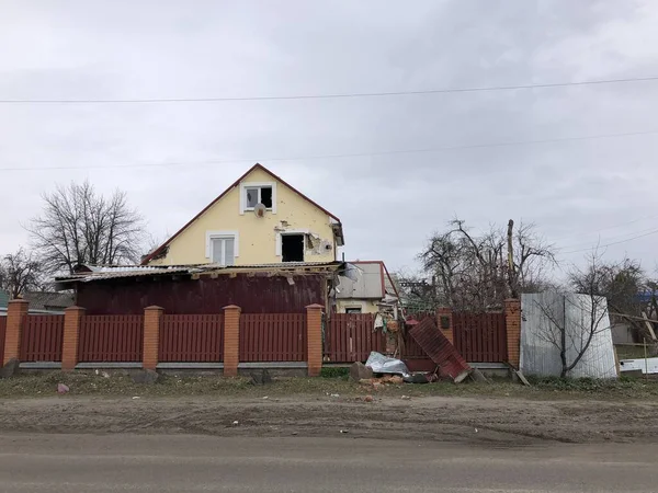 Borodyanka, región de Kiev, Ucrania. Abril 08, 2022: edificio destruido después de la ocupación rusa - foto de stock