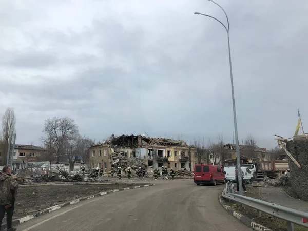 Borodyanka, regione di Kiev, Ucraina. 08 aprile 2022: edificio distrutto dopo l'occupazione russa — Foto stock