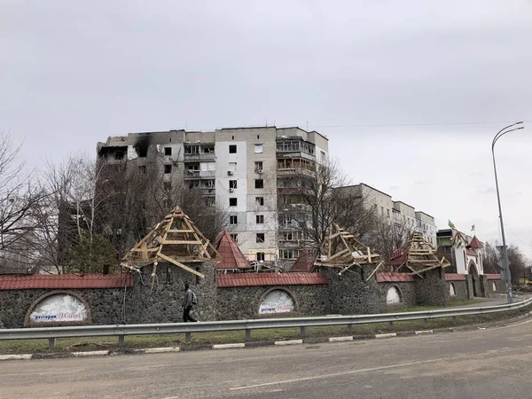 Бородянка, Киевская область, Украина. 08 апреля 2022 года: разрушенное здание после российской оккупации — стоковое фото