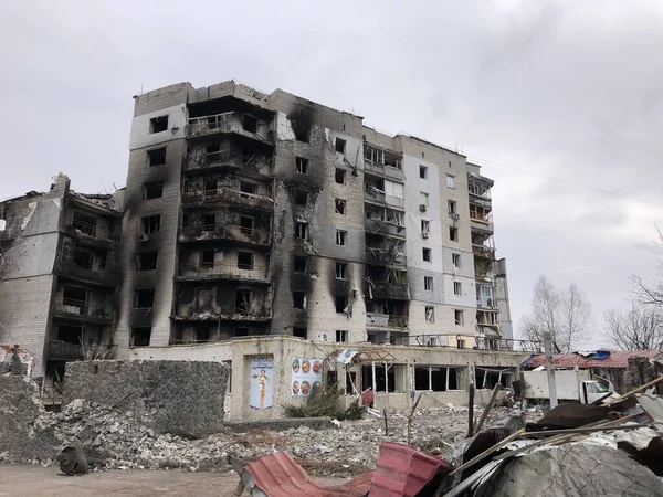 Бородянка, Киевская область, Украина. 08 апреля 2022 года: разрушенное здание после российской оккупации — стоковое фото