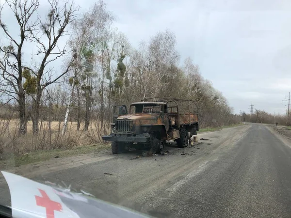 Borodyanka, região de Kiev, Ucrânia. 08 de abril de 2022: destruição e queima de veículos militares russos em Borodyanka — Fotografia de Stock